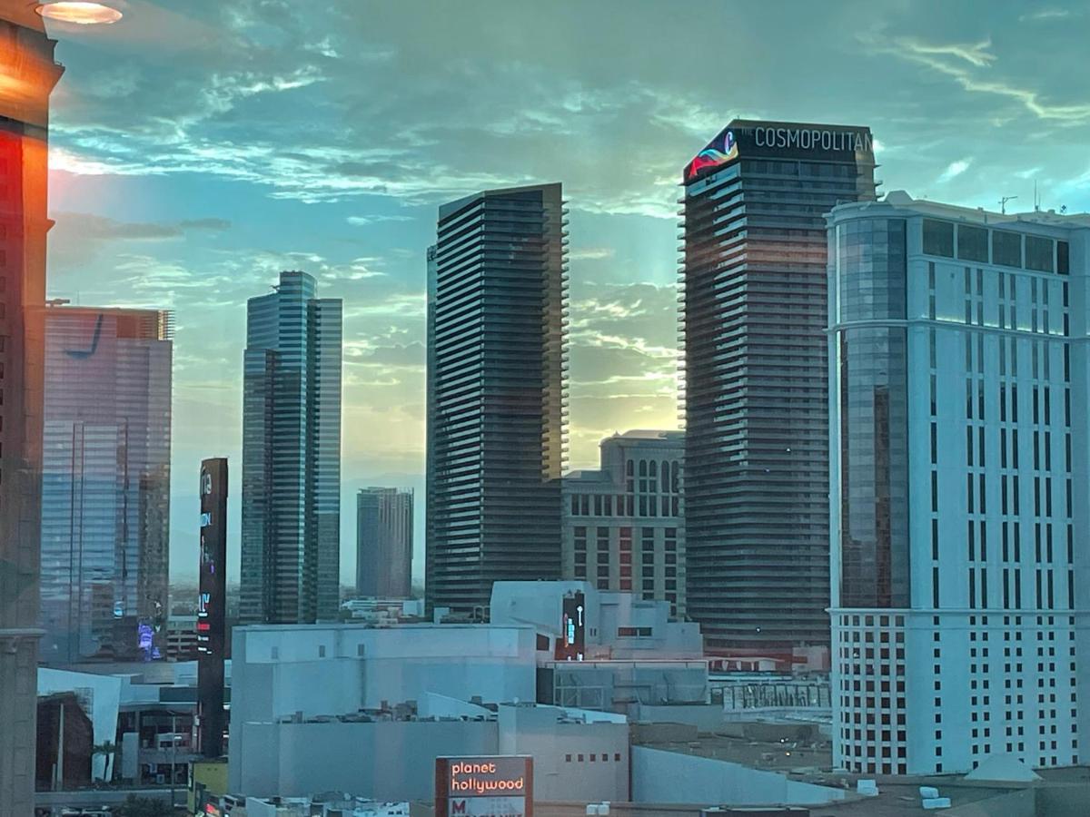 Signature Mgm Suite With Strip And Sphere View Las Vegas Zewnętrze zdjęcie